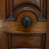 Giungiamo cos� all�appartamento del primo piano dove una stretta porta in legno con pomelli in ottone ne nasconde di solito gli interni